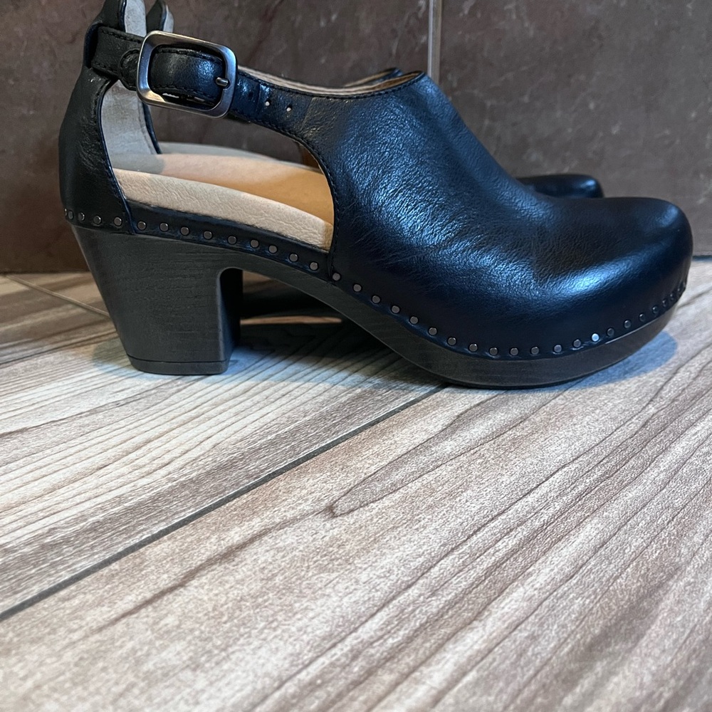 Dansko Sassy  Black Leather Clogs 8